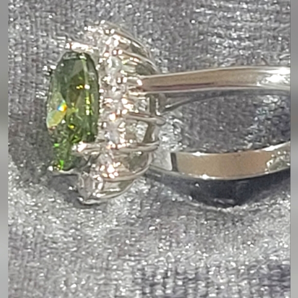 925S Genuine Peridot Flower Ring - Picture 13 of 13